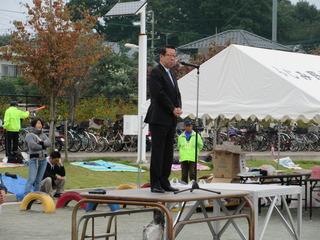 スポーツフェスティバルの会場にて、朝礼台に立って市長が話をしている写真