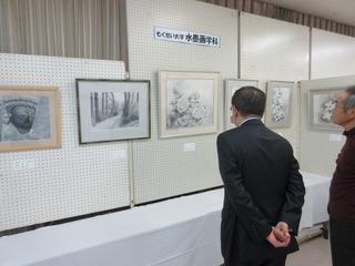 市民文化祭おおい会場作品展示会にて、水墨画の作品が沢山展示されており、市長が見入っている様子の写真