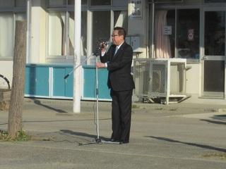 市長がスタンドマイクの前に立って話しをしている写真