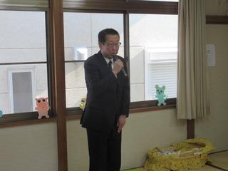 市長がマイクを持って話しをしている様子の写真