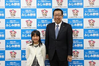 大井小学校2年山口 佳恵さんと写真が笑顔で写っている写真