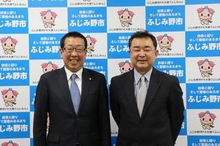 福岡中学校横山先生と市長が笑顔で写っている写真