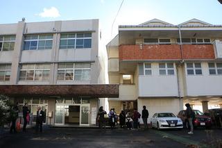 旧福岡高等学校の校舎の玄関前から校舎全体を写している写真