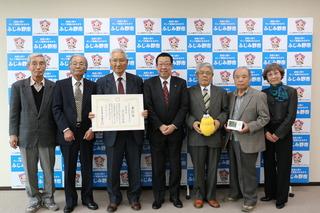 彩の国埼玉環境大賞受賞の花と緑の部会の代表者が賞状を持ち、他の皆さんと市長が記念撮影している写真