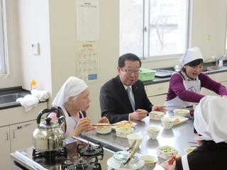 伝達講習会でふじみ野市食生活改善推進員協議会のスタッフと一緒に食事する市長の写真