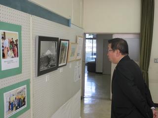 作品展示会で写真を鑑賞する市長の後ろ姿の写真
