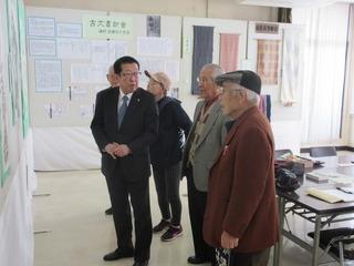 上福岡歴史民俗資料館友の会作品展示会で鑑賞者と一緒に話をしている市長の写真