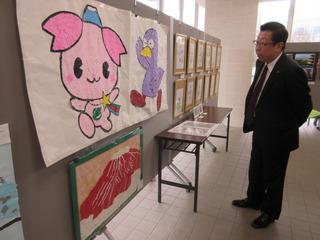 ふじみ野アートの力会議作品展示でふじみんのちぎり絵を鑑賞する市長の写真