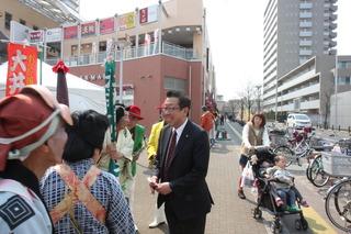 かつらをつけたさくらまつりのスタッフと市長が歓談している写真