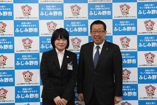 JICA(独立行政法人国際協力機構)の新井 美帆さんと市長が記念撮影している写真