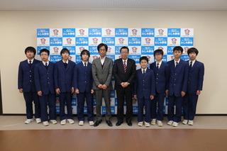 大井中学校科学部の学生服姿の生徒と関係者の方々が市長と記念撮影している写真