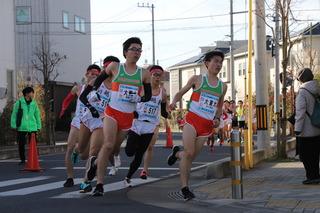 大東文化大学の陸上競技部の選手たちが左カーブを曲がっている写真