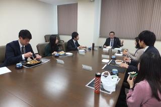 市長から向かって右3名の新職員と市長が会話をしている写真