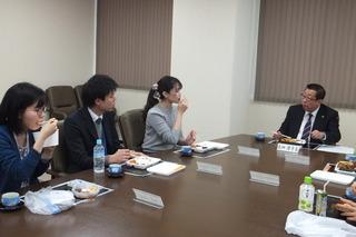 市長から向かって右3名の新職員と市長が会話をしている写真