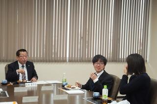 市長から向かって左2名の新職員と市長が会話をしている写真