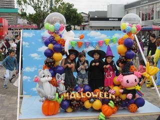 仮装をした子供たちがハロウィンのたくさんの風船に囲まれている写真