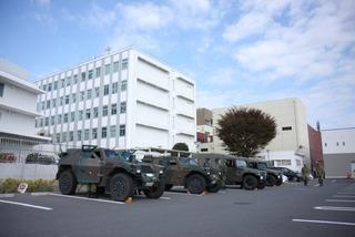 駐車場に沢山の自衛隊の災害派遣のトラックが並んで止まっている写真