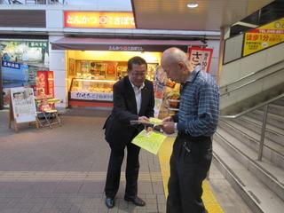 駅前で市民にチラシを配り防犯を呼び掛けている市長の写真