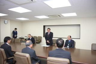 会議室で武州瓦斯株式会社の代表者と関係者が席につき、市長が立って挨拶をしている写真