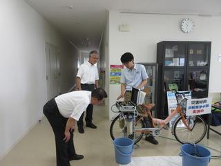 災害時用自転車浄水器体験を見学している市長の写真