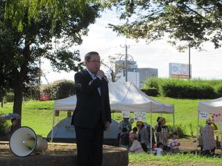 第6回ふじみ野学童フェスティバルで挨拶をしている市長の写真
