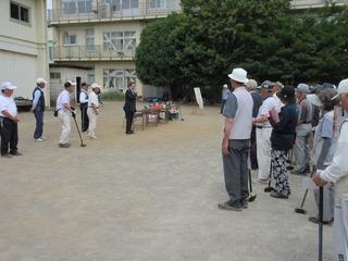 グラウンドゴルフの開会式で高齢者が並び市長が挨拶をしている写真