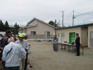 グラウンドゴルフ秋季大会に集まっている参加者と前に立っている市長の写真