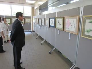 展示作品を見学している市長の写真