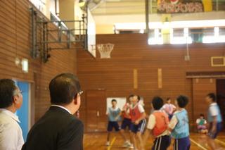 体育館でバスケットの授業を見学している市長の写真