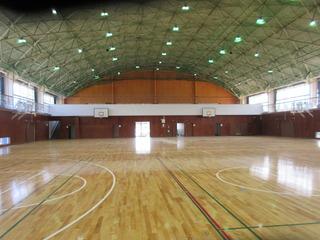リニューアル工事が完了し、床がピカピカに光っている体育館の写真