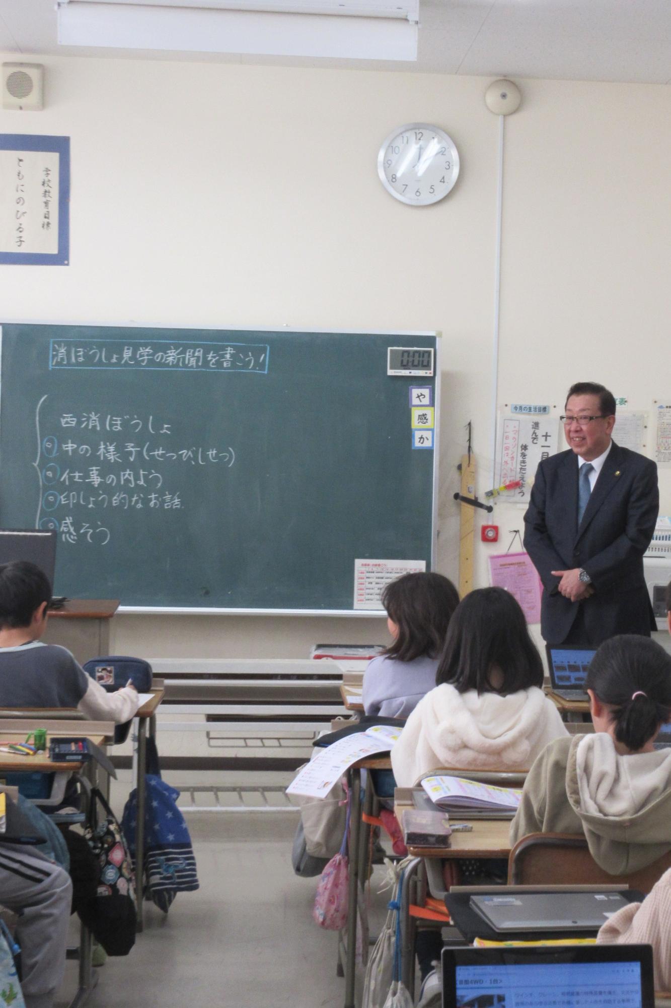 亀久保小学校の子どもたちの教室の様子を市長が見学する様子2