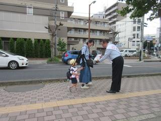 親子連れの市民に声掛けをしている市長の写真