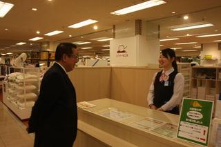 丸広百貨店の受付の女性と話をしている市長の写真