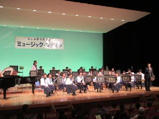 ステージ上の福岡中学校吹奏楽部の皆さんの演奏前の写真