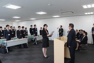 新職員の代表の女性が市長の前に立ち挨拶をしている写真