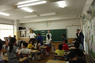 小学校英語活動助手による外語語の授業を見学している市長の写真