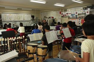 音楽で様々な楽器を演奏している授業を見学している市長の写真