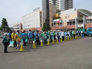 「ポイ捨て及び路上喫煙防止キャンペーン」の参加者達が集まっている写真