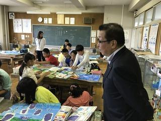 図工で子供たちが絵を描いている授業を見学している市長の写真