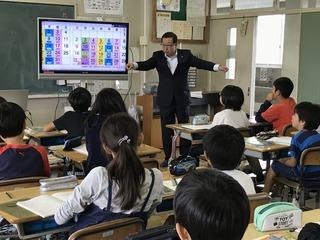 市長が身振り手振りで子供たちに話をしている写真