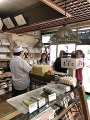 御菓子司志まださんの店舗を取材している写真