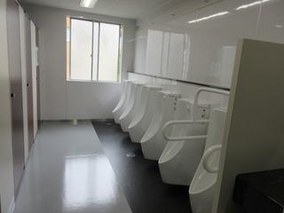きれいに改装された男子トイレの写真