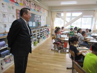 授業が行われている教室を見学している市長の写真