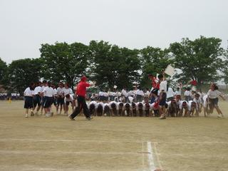 手と膝をついて並んでいる生徒達の上を走る競技をしている写真