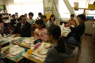 グループに分かれて給食を食べており、市長も子ども達のグループに入って楽しそうに給食を食べている写真