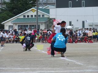 大きなズボンに2名で入って走る競技が行われている写真