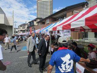 西公民館まつりで各出店のブースを見学している市長の写真