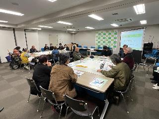 市民・都市常任委員が参加者と意見交換している写真