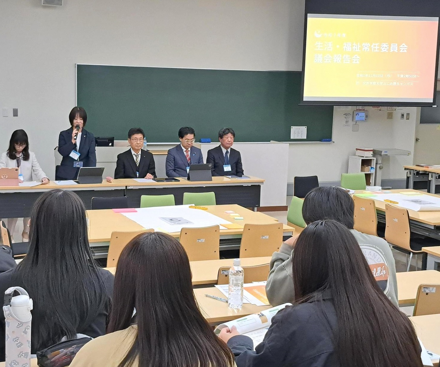 令和7年度生活・福祉常任委員会議会報告会の様子