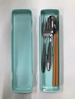 箸とスプーンとフォークが入っている水色の箸箱の写真